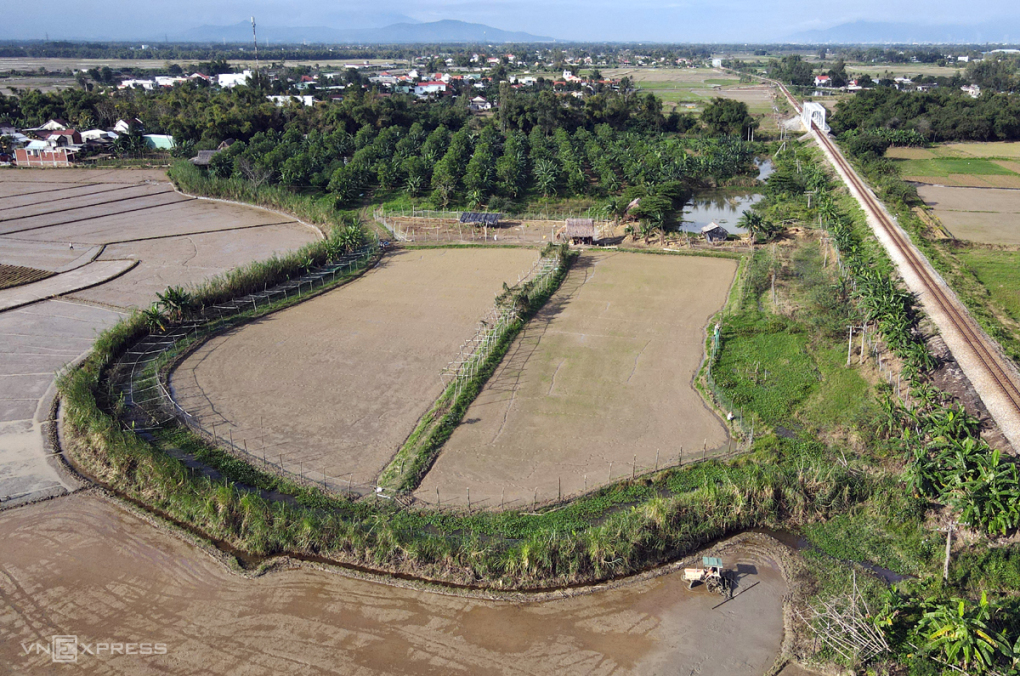 Trang trại rộng 3,5 ha tách biệt với bên ngoài bằng hàng rào sinh học với hệ thống cây xanh và mương nước. Ảnh: Đắc Thành